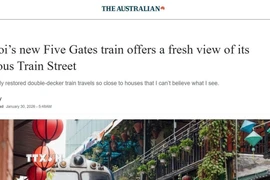Bài viết trên báo "The Australia" nhận định tàu “Hà Nội 5 Cửa Ô” mang đến góc nhìn mới mẻ về “Phố Đường tàu” của Việt Nam. (Ảnh: Chụp màn hình trang báo)