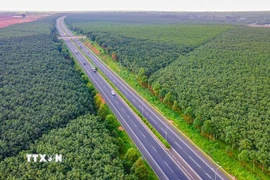 Phương tiện lưu thông trên một tuyến cao tốc được đưa vào khai thác. (Ảnh: PV/Vietnam+)