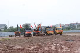 Máy móc tập hợp sẵn sàng thi công dự án. (Ảnh: Thanh Thương/TTXVN)