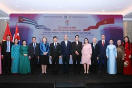 Các đại biểu dự lễ kỷ niệm chụp hình lưu niệm .(Ảnh: Xuân Khu/TTXVN)