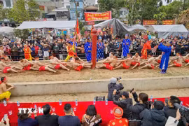 Nghi lễ và thực hành trò chơi Kéo co Ngồi Đền Trấn Vũ thu hút đông người dân đến tham dự và cổ vũ. (Ảnh: Thanh Tùng/TTXVN)