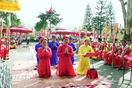 Thực hiện nghi thức tế giỗ tại nhà thờ Hải Thượng Lãn Ông Lê Hữu Trác (xã Sơn Giang). (Ảnh: Hữu Quyết/TTXVN)