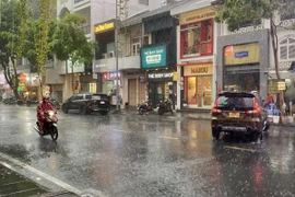 Mưa lớn trên đường Mạc Thị Bưởi (Quận 1). (Ảnh: Hồng Giang/TTXVN)