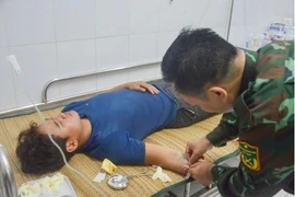 Lực lượng quân y đảo Song Tử Tây thăm khám cho ngư dân ngộ độc cá hồng. (Nguồn: Vùng 4 Hải quân)