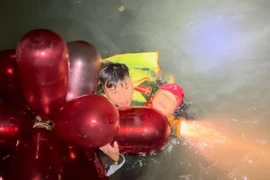 Công an xã Quảng Hà giải cứu nạn nhân trong đêm. (Ảnh: Công an xã Quảng Hà.)