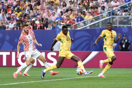 Trung vệ Derrick Luckassen dứt điểm cận thành, ghi bàn thắng gỡ hòa 1 -1 cho Ghana. (Ảnh: AFP/TTXVN)