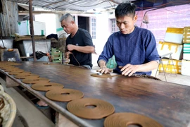 Sản xuất hương tại Tổ dân phố Cao (phường Sơn Nam, tỉnh Hưng Yên). (Ảnh: Thế Duyệt/TTXVN)