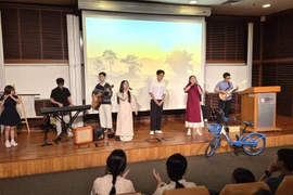 Tiết mục văn nghệ tại đêm nhạc do Quỹ Đồng Hành Singapore tổ chức. (Ảnh: Việt Dũng/TTXVN)