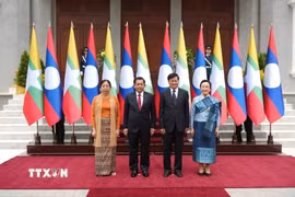 Chủ tịch nước Lào Thongloun Sisoulith và Phu nhân cùng Tổng thống Myanmar Min Aung Hlaing và Phu nhân tại lễ đón. (Ảnh: Xuân Tú/TTXVN)
