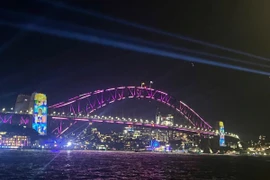 Cầu Cảng Sydney (Harbour Bridge) được thắp sáng bằng những bóng đèn led và hình ảnh sống động. (Ảnh: Thanh Tú/TTXVN)