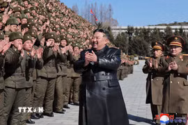 Nhà lãnh đạo Triều Tiên Kim Jong Un thăm Đại học Chính trị Kim Nhật Thành ở Bình Nhưỡng ngày 24/2/2025. (Ảnh: Yonhap/TTXVN)