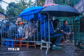 Nhiều người dân đã đến từ 6h xếp hàng chờ đợi làm thủ tục cấp, đổi giấy phép lái xe tại Bộ phận tiếp nhận và trả kết quả giải quyết thủ tục hành chính (16 Cao Bá Quát, Ba Đình, Hà Nội). (Ảnh: Hoàng Hiếu/TTXVN)