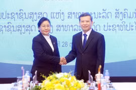 Chánh án Tòa án nhân dân tối cao Lê Minh Trí hội đàm với Chánh án Tòa án Nhân dân tối cao Lào Viengthong Siphandon. (Ảnh: Phạm Kiên/TTXVN)
