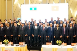 Đoàn đại biểu Việt Nam và Lào chụp ảnh lưu niệm. (Ảnh: Quốc Dũng/TTXVN)