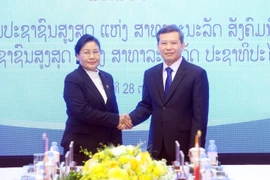 Chánh án Tòa án nhân dân tối cao Lê Minh Trí hội đàm với Chánh án Tòa án Nhân dân tối cao Lào Viengthong Siphandon. (Ảnh: Phạm Kiên/TTXVN)