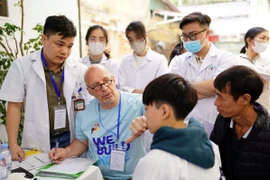 Khám sàng lọc cho các bệnh nhi bị khe hở môi - vòm miệng. (Ảnh: TTXVN)