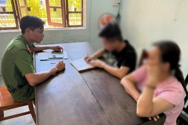 Công an phường Dương Nỗ tuyên truyền anh V các thủ đoạn "việc nhẹ lương cao" của các đối tượng xấu, lừa sang Campuchia. (Nguồn: Báo Lao Động)