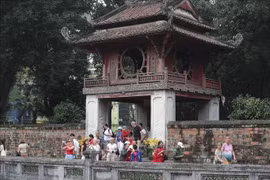 Đông đảo du khách quốc tế tham quan Văn Miếu - Quốc Tử Giám. (Ảnh minh họa: Minh Đức/TTXVN)