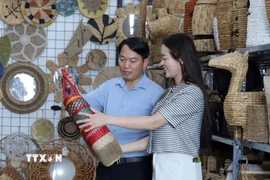 Nhiều doanh nghiệp, cơ sở sản xuất cói ở huyện Kim Sơn không ngừng nghiên cứu, cải tiến mẫu mã sản phẩm. (Ảnh: Thùy Dung/TTXVN)