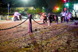 Bùn nhão bị rơi ra khắp mặt phố Tôn Đức Thắng (Nguồn: CAND)