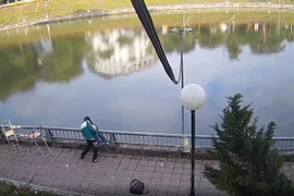 Hình ảnh nam sinh đánh bạn rồi bế, hất bạn của mình xuống hồ nước ở phường Yên Bái, tỉnh Lào Cai. (Ảnh: Cắt từ clip)