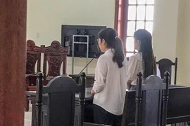 Hai bị cáo Phạm Ngọc Thùy và Đỗ Thị Yến Phương tại phiên xử phúc thẩm ngày 27/5/2025. (Ảnh: TTXVN phát)