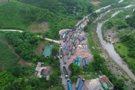 Tuyến Quốc lộ 15D lên Cửa khẩu Quốc tế La Lay, đoạn qua địa phận xã A Ngo, huyện Đakrông, tỉnh Quảng Trị ùn tắc nghiêm trọng.(Ảnh: Nguyên Linh/TTXVN)