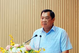 Ông Lâm Văn Bi, Phó Chủ tịch Thường trực UBND tỉnh Cà Mau thông qua đề án thành lập 13 phường. (Ảnh: Trung Hiếu/TTXVN)