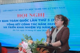 Chủ tịch Hội Văn học Nghệ thuật tỉnh Đắk Lắk Niê Thanh Mai trình bày tham luận, ngày 14/1. (Ảnh: Phan Phương/TTXVN)