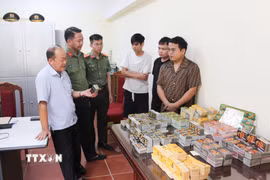 Cơ quan An ninh điều tra, Công an tỉnh Sơn La xét hỏi 2 đối tượng Hoàng Văn Duẩn và Hoàng Văn Duy (bên phải). (Ảnh: TTXVN phát)