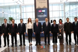 Phó Thủ tướng Thường trực Nguyễn Hoà Bình và đoàn công tác Chính phủ khảo sát Trung tâm tài chính quốc tế Astana. (Ảnh: Tâm Hằng/TTXVN)