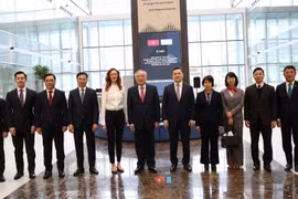Phó Thủ tướng Thường trực Nguyễn Hoà Bình và đoàn công tác Chính phủ khảo sát Trung tâm tài chính quốc tế Astana. (Ảnh: Tâm Hằng/TTXVN)