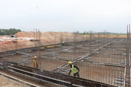 Nhà thầu thi công hạng mục bể nước phòng cháy chữa cháy tại Khu công nghiệp Song Mai-Nghĩa Trung, tỉnh Bắc Ninh. (Ảnh: Thanh Thương/TTXVN)