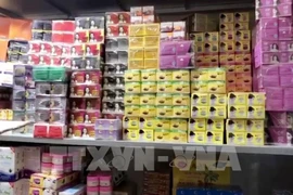 Số lượng lớn mỹ phẩm không rõ nguồn gốc bị lực lượng chức năng tạm giữ. (Ảnh tư liệu: TTXVN)