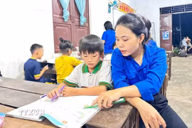 Lớp học hè miễn phí do Đội hình Hoa phượng đỏ xã Ea Wer phối hợp Chi đoàn thôn 11 tổ chức, tạo môi trường học tập và rèn luyện kỹ năng cho thiếu nhi trong dịp hè. (Ảnh: TTXVN phát)