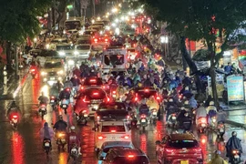 Dòng người và phương tiện nối đuôi nhau di chuyển trên đường Võ Văn Tần, phường Xuân Hòa. (Ảnh: Trung Tuyến/TTXVN)