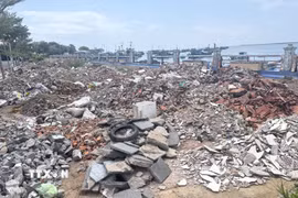 Do chưa được sửa chữa, kè Bạch Đằng bị đổ trộm xà bần, gạch đá gây mất mỹ quan đô thị, an toàn giao thông. (Ảnh: Tường Quân/TTXVN)