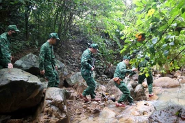 Cán bộ, chiến sỹ Đồn Biên phòng Cửa khẩu Quốc tế Cha Lo tuần tra kiểm soát, đẩy lùi tội phạm ma túy. (Ảnh: Tá Chuyên/TTXVN)