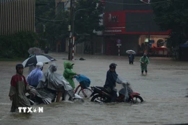 Nhiều tuyến đường chính của Huế bị ngập sâu do mưa lớn 