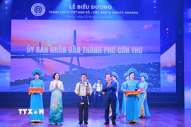 Đồng chí Nguyễn Thị Thanh, Uỷ viên Ban Chấp hành Trung ương Đảng, Phó Chủ tịch Quốc hội và Đồng chí Nguyễn Đức Hiển, Phó Trưởng Ban Ban Chính sách, Chiến lược Trung ương trao giải cho đơn vị đoạt giải. (Ảnh: Diệu Thúy/TTXVN.)