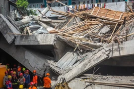 Ít nhất 1 học sinh đã thiệt mạng và 98 người bị thương trong vụ sập nhà cầu nguyện. (Ảnh: EPA)