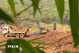 Hoạt động khai thác đá tại khu vực khai thác đá xã Phú Trung, tỉnh Đồng Nai. (Ảnh/TTXVN)