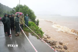 Lãnh đạo thành phố Huế kiểm tra tình hình sạt lở trên địa bàn. (Ảnh: Mai Trang/TTXVN)