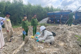 Cơ quan chức năng khám nghiệm hiện trường, thu mẫu phục vụ công tác điều tra.