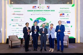 Chủ tịch EuroCham Việt Nam Bruno Jaspaert (ngoài cùng bên phải) và các đại biểu tham dự Diễn đàn Kinh tế Xanh 2025. (Ảnh: EuroCham)