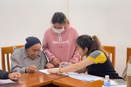 Cấp phát tiền mặt cho người dân. (Nguồn: Báo Lâm Đồng)