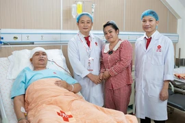 Niềm vui của bác sỹ và gia đình bệnh nhân sau ca phẫu thuật thành công. (Ảnh: TTXVN phát)