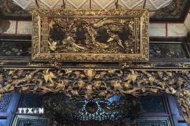 Kiến trúc trong nhà cũng được bài trí theo lối phong thuỷ tứ linh, nhưng là Long-Lân-Bức-Phụng chứ không phải Long-Lân-Quy-Phụng như truyền thống. (Ảnh: Hồng Nhung/TTXVN)