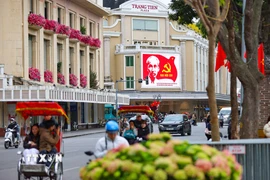 Màn hình LED cỡ lớn trên nhiều tuyến phố trình chiếu hình ảnh, biểu tượng chào mừng Đại hội đại biểu toàn quốc lần thứ XIV của Đảng. (Ảnh: Thanh Tùng/TTXVN)