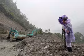 Sạt lở tại Đèo Lò Xo. (Ảnh: TTXVN)